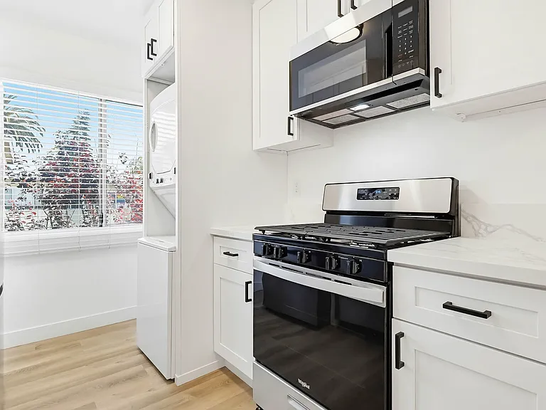Quiet Jefferson Park Apartments Spacious, Secure & Centrally Located — Photo 11