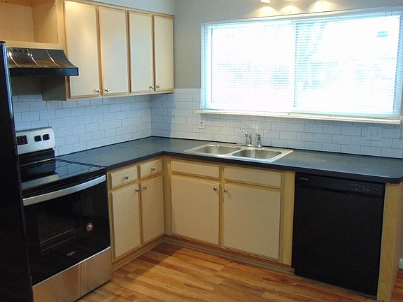 3rd image of 390 Moule Dr