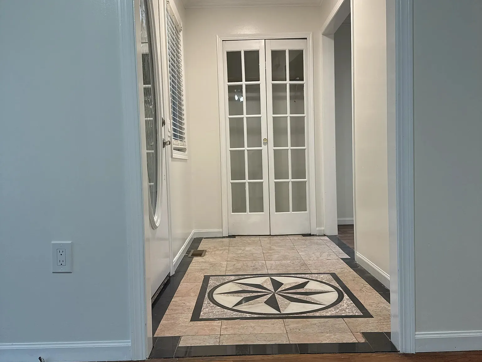 4 bed, 2.5 bath, 1900 sqft, $3,000 — Photo 2