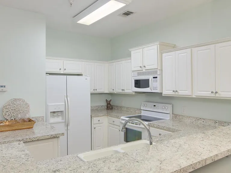 167 Brooks St #202 — Photo 5