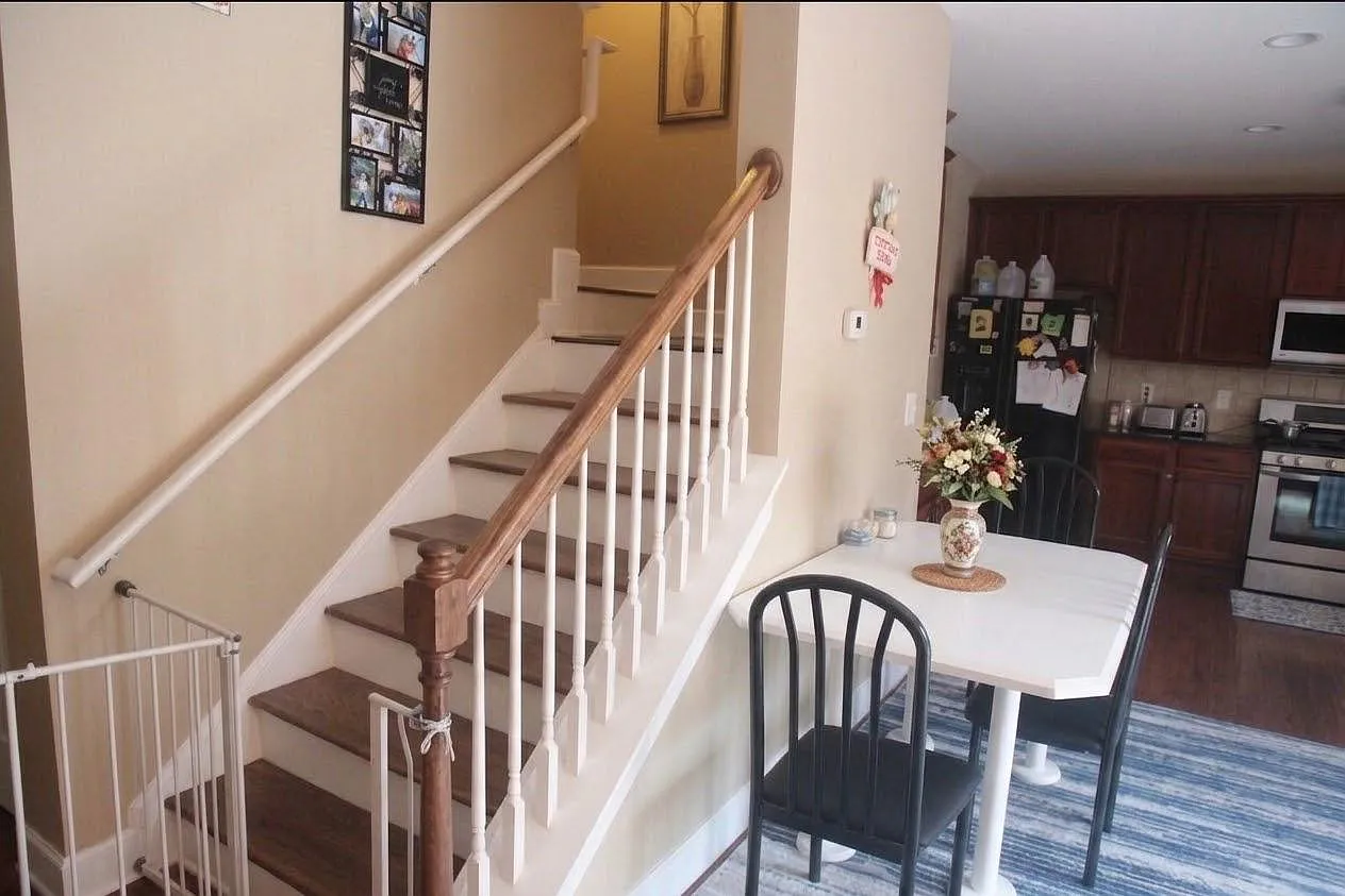 3 bed, 2.5 bath, 2329 sqft, $2,650 — Photo 2