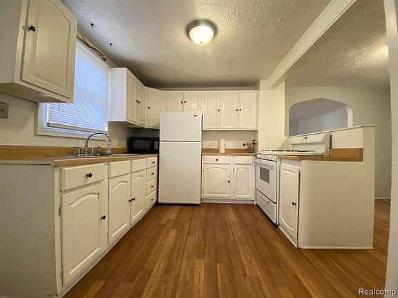 5th image of 21642 Jefferson St