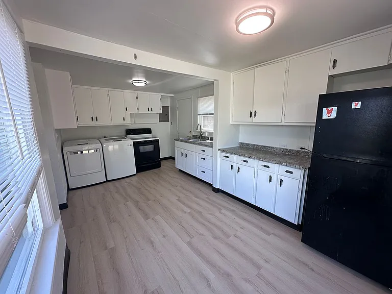 702 SE 8th St — Photo 4