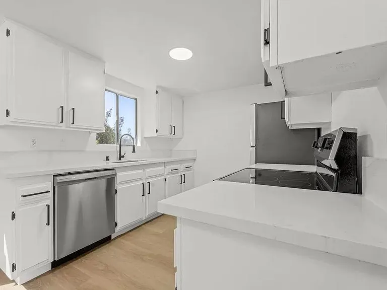Monterey Apartments — Photo 15