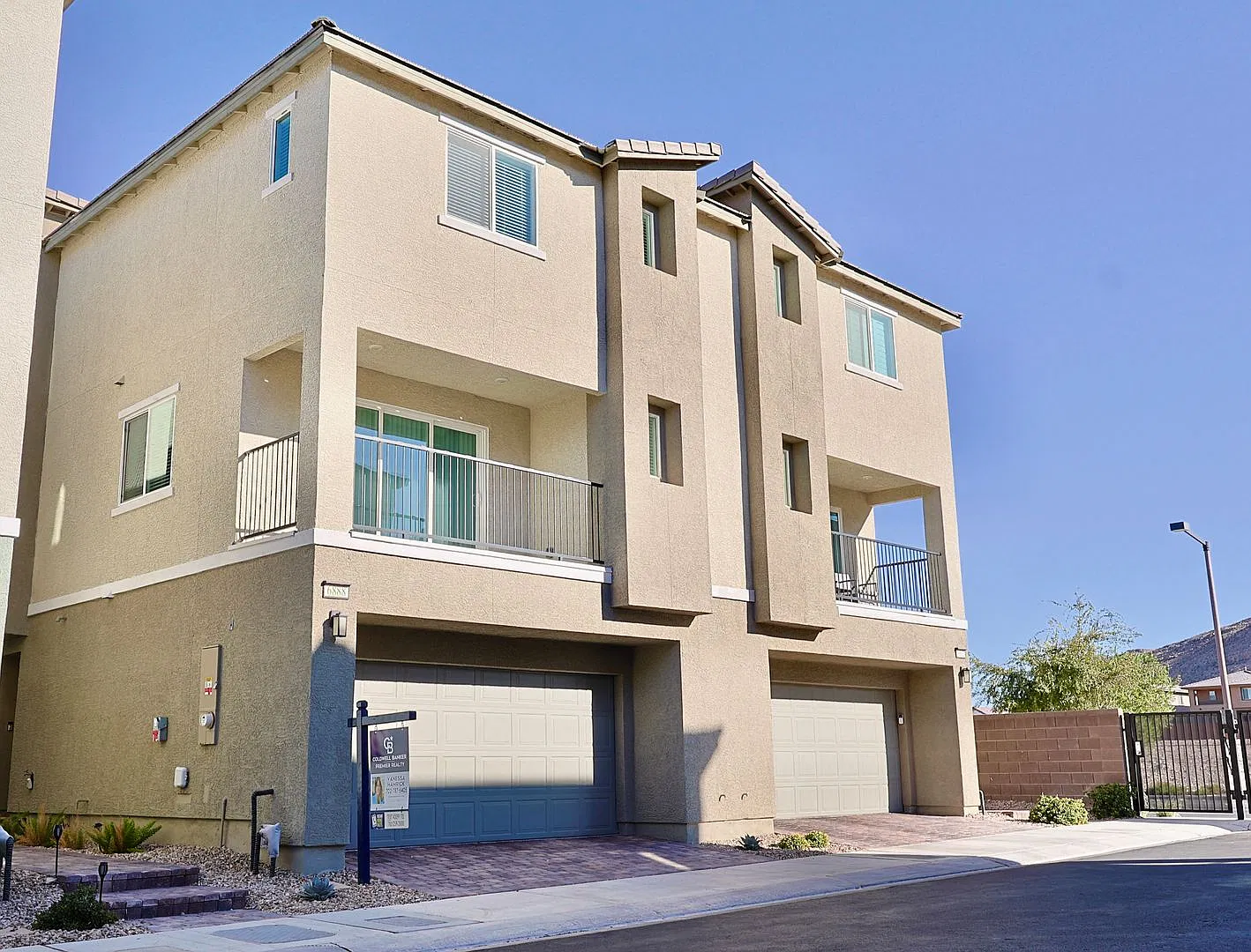 Move-In Ready Townhome Near Summerlin! — Photo 1