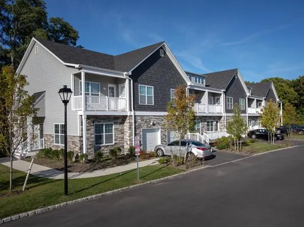 Fairfield Townhouses At Selden