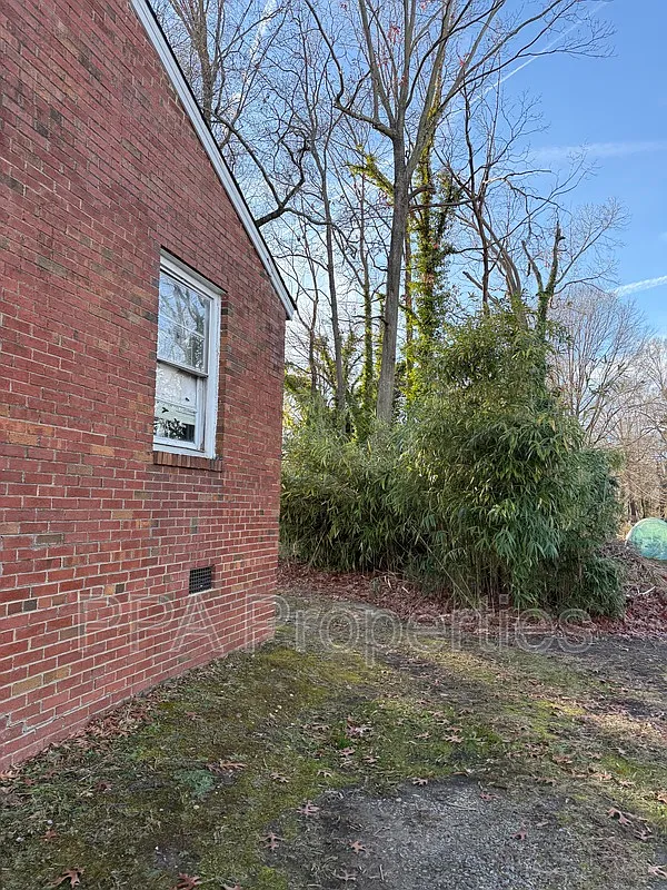 Building Photo - 221 Willow Ave