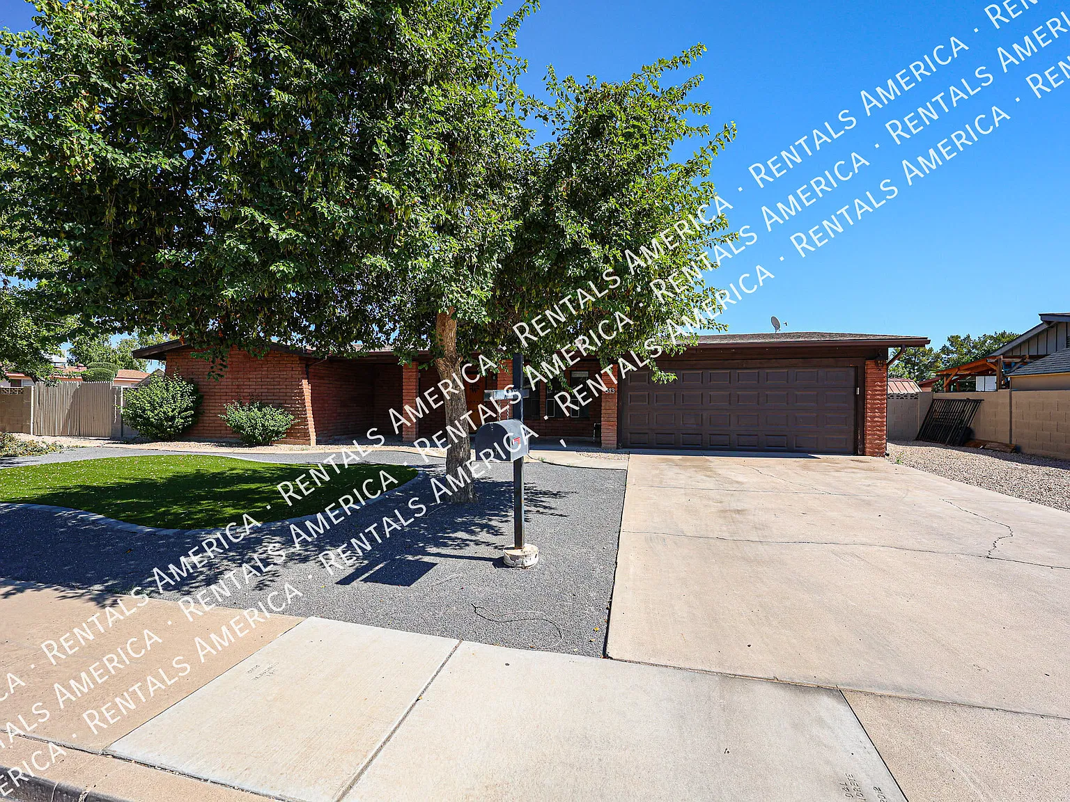 Spacious 4-Bedroom Home with Private Diving Pool in Mesa! — Photo 3