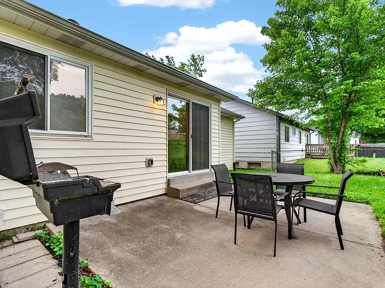 2126 Hungerford Dr — Photo 36