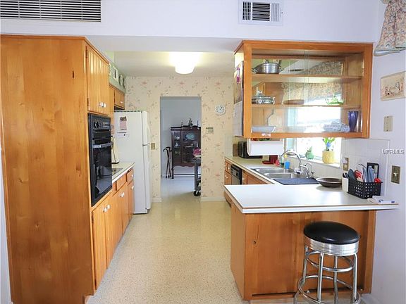 3rd image of 1708 Emerald Dr