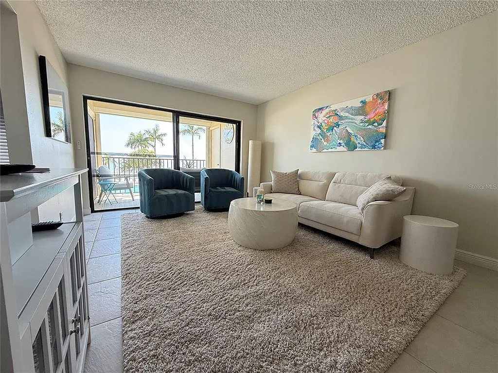 2 bed, 2.0 bath, 890 sqft, $3,600 — Photo 3