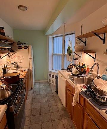 5th image of 988 Findlay Ave APT 1