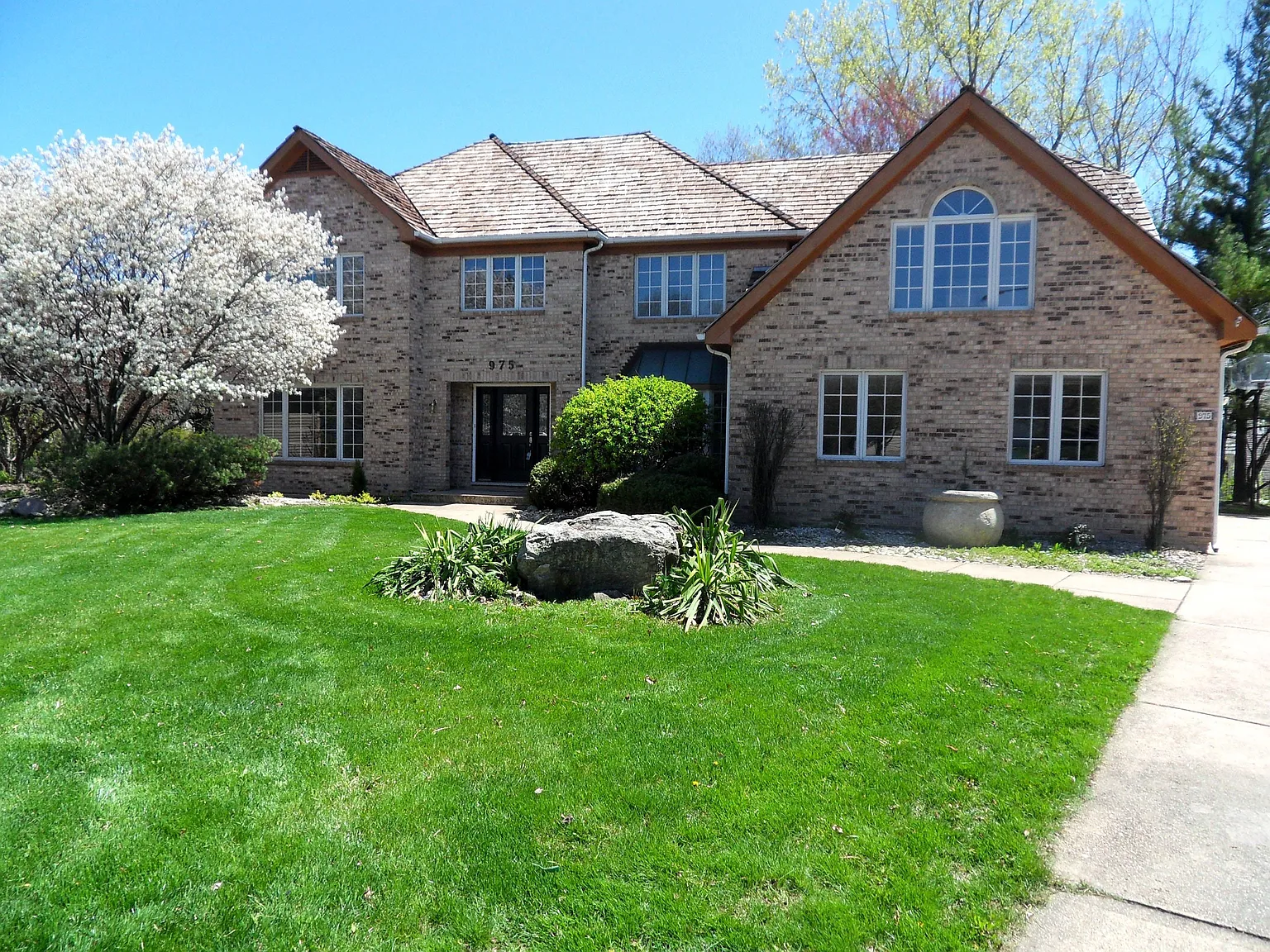 975 Dakota Cir photo 1