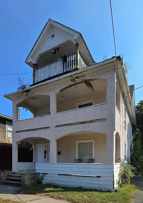 360 Davis St photo 1
