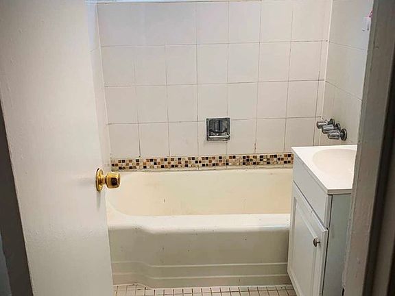4th image of 401 Park Pl APT 1C