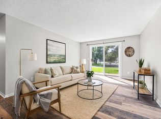 992 Pond View Ct, Saint Paul, MN 55127