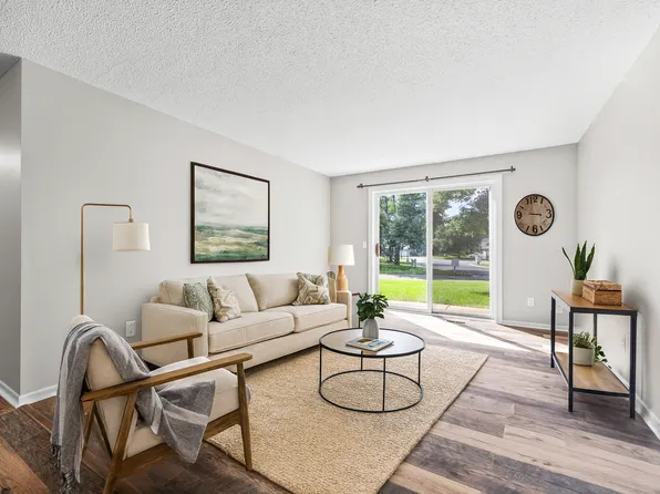 992 Pond View Ct, Saint Paul, MN 55127