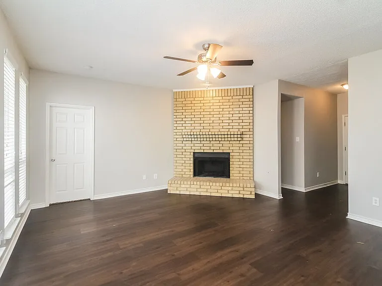 1528 Warwick Dr — Photo 3