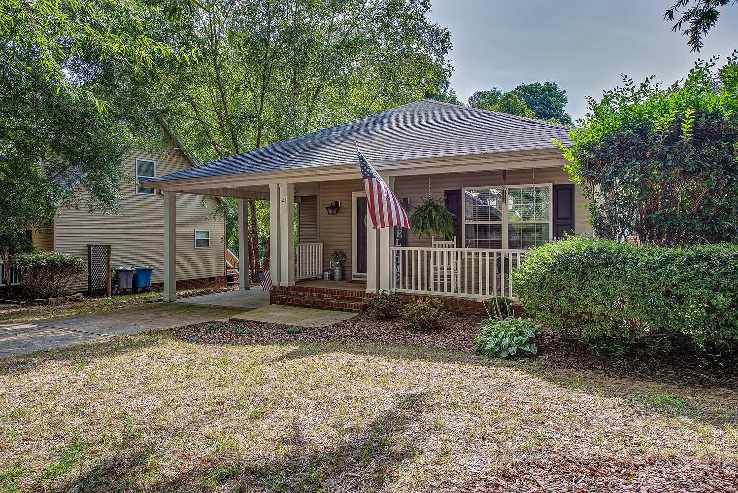 3 bed, 1307 sqft, $2,100 — Photo 2