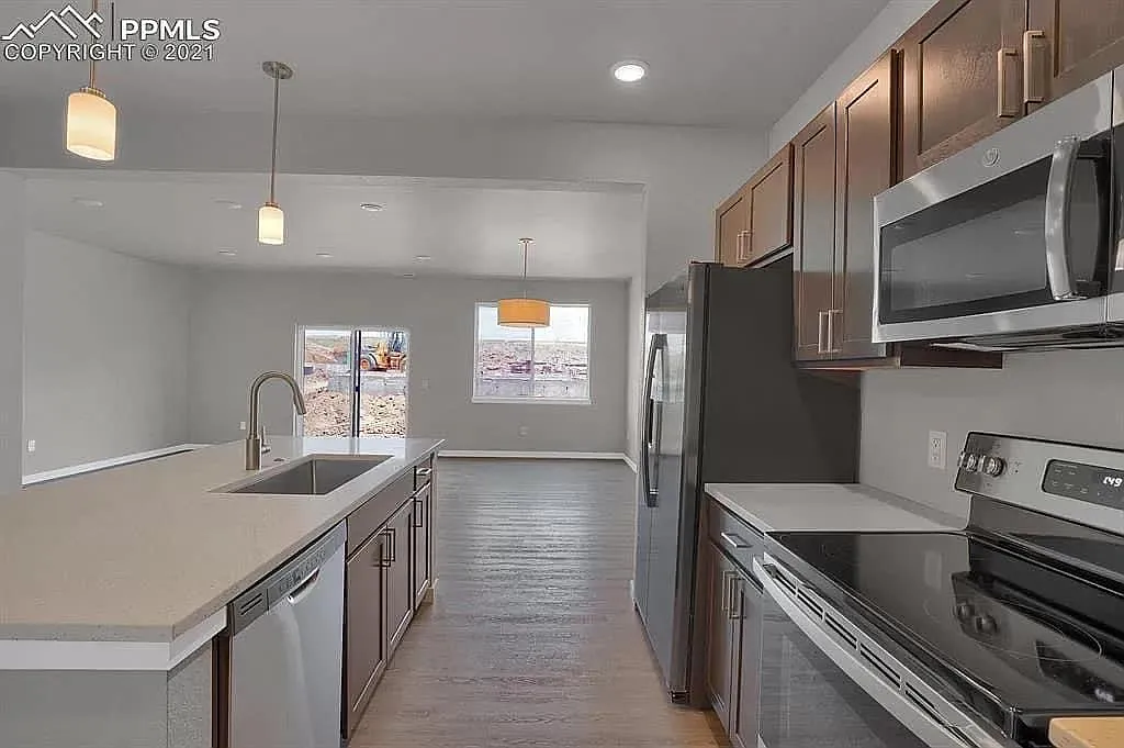 3 bed, 1812 sqft, $2,295 — Photo 3