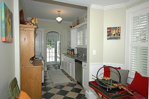 Fully renovated kitchen w/ walk-in pantry & brkfst nook w/ built-in bench seat
