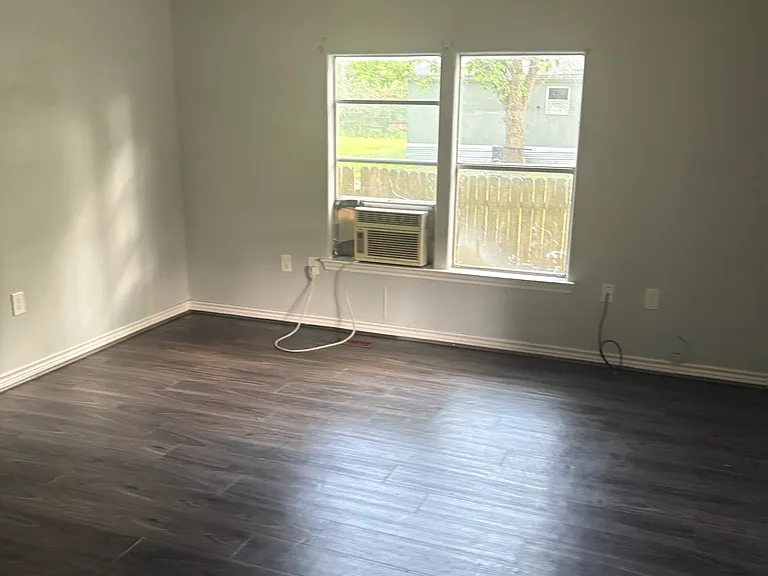 808 Chinski St — Photo 7