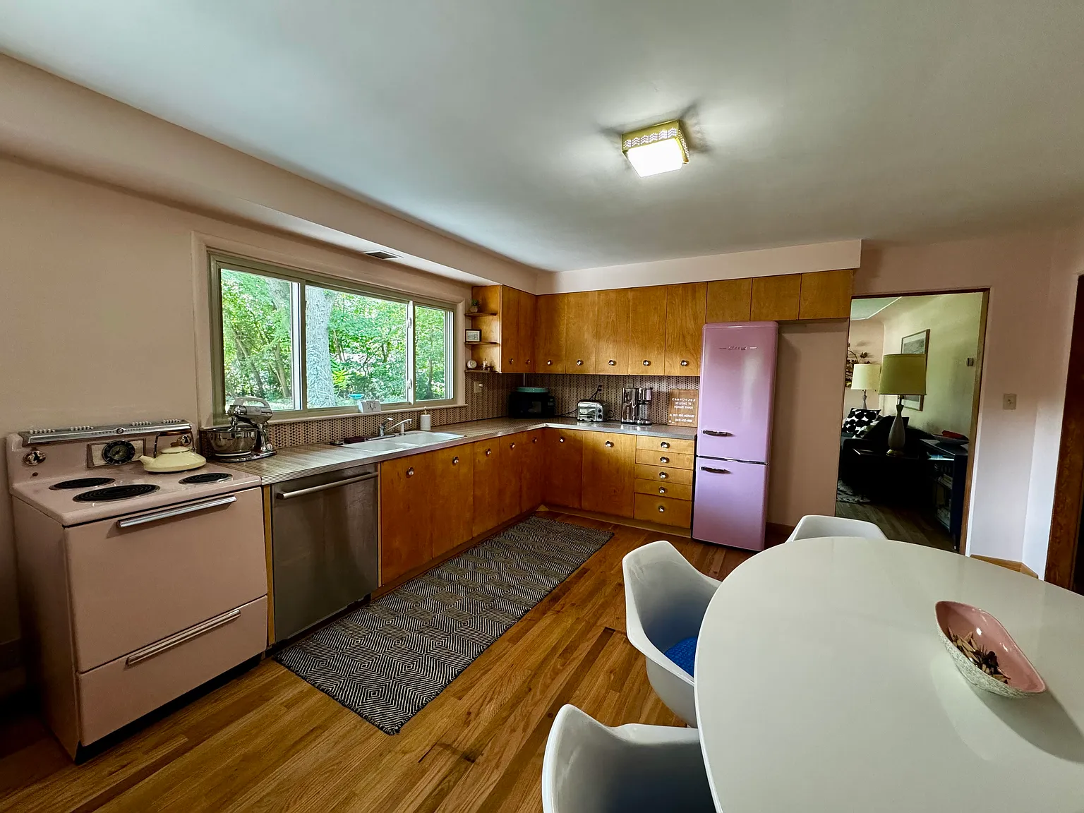 2 bed, 850 sqft, $1,800 — Photo 2
