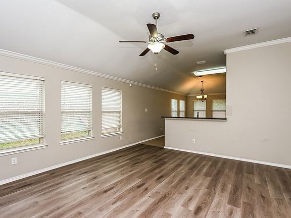 3rd image of 900 W Bend Blvd