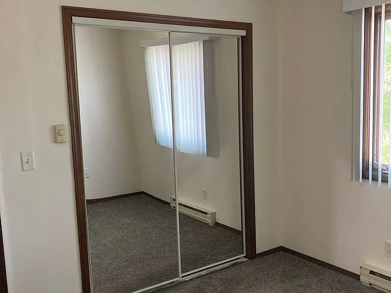 Immaculate Updated 2 Bedroom — Photo 27