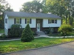 3 Fox Hollow Ln, Hopewell Junction, NY 12533