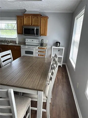 3 bed, 2.0 bath, 1800 sqft, $3,000 — Photo 4