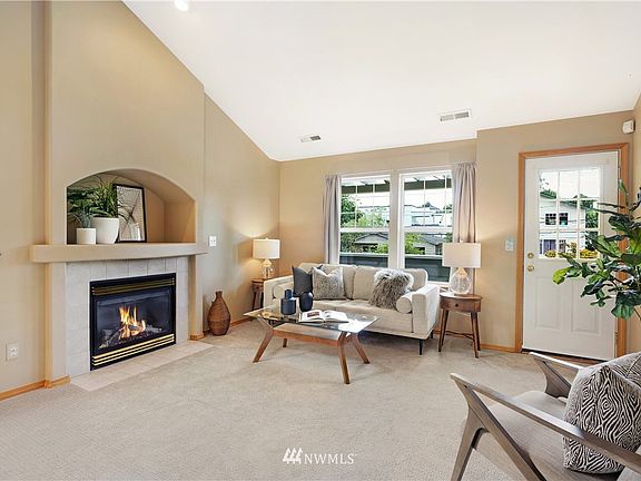 Comfortable and relaxing living room with gas fireplace.