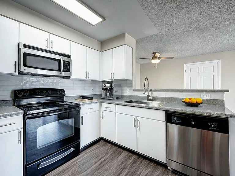 Summit Riverside Apartments — Photo 6