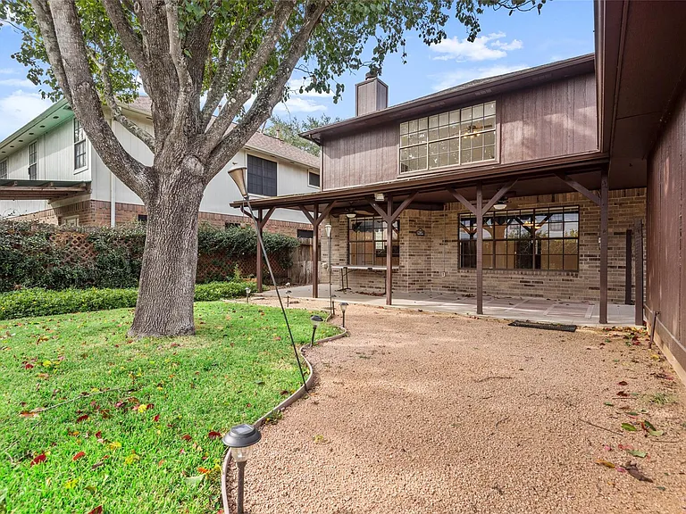 2415 Parkwood Ln — Photo 34