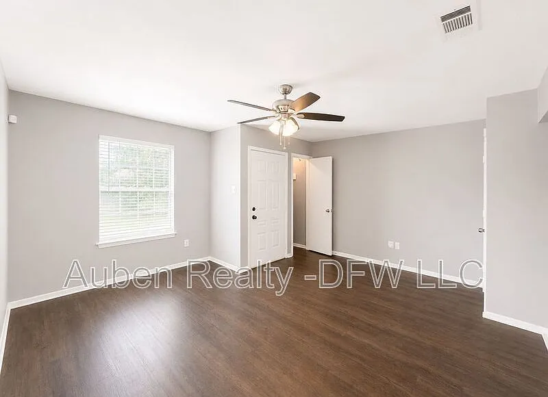 2 bed, 1.5 bath, 1136 sqft, $1,275 — Photo 2
