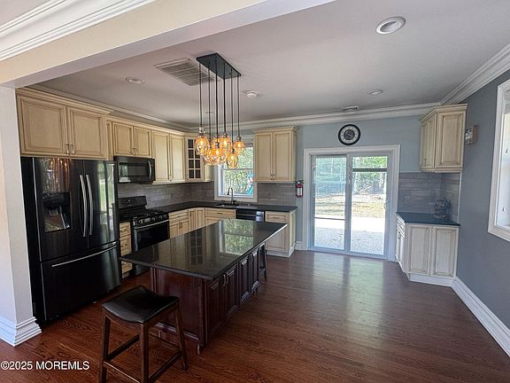 3rd image of 196 Willow Dr
