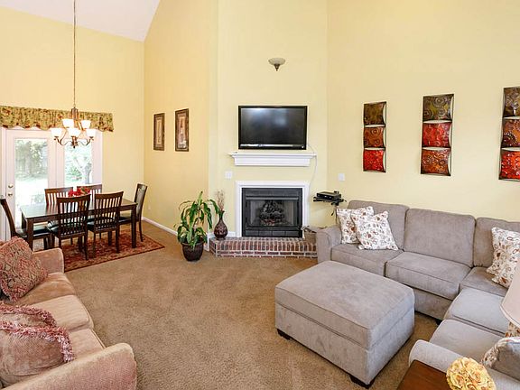 Living room, vaulted ceiling