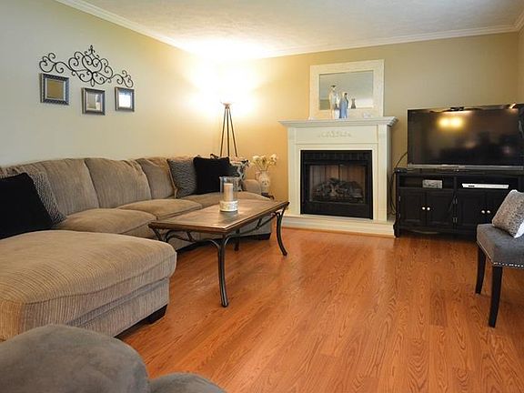 3rd image of 903 Denny Ct