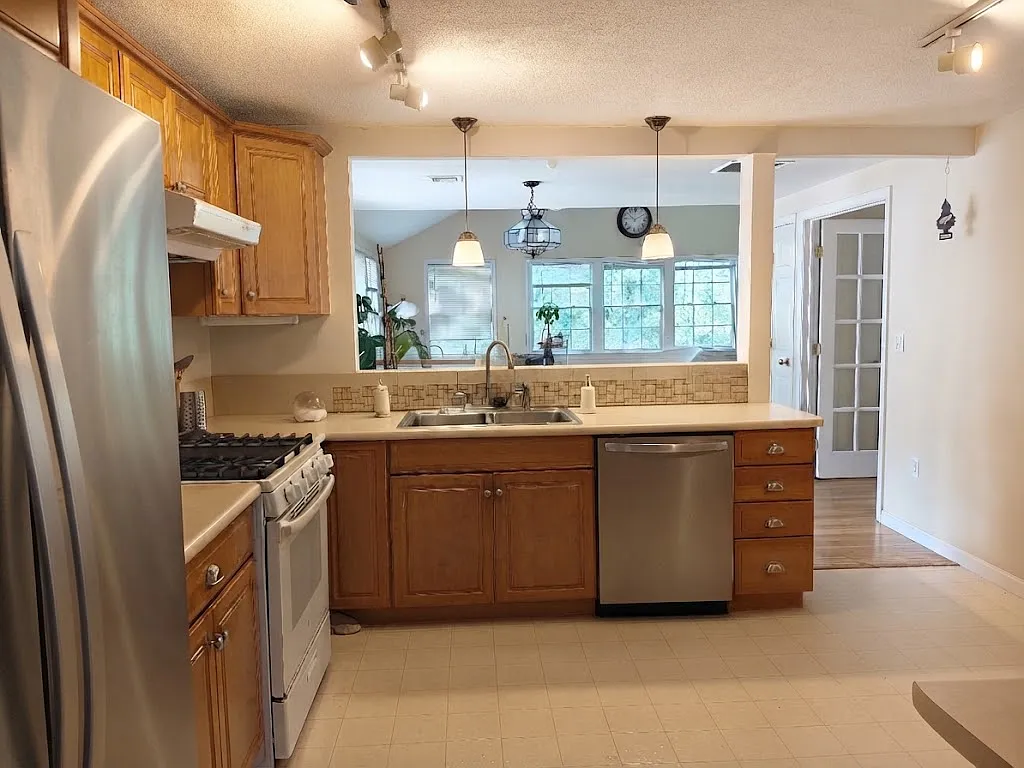 4 bed, 3000 sqft, $7,400 — Photo 4