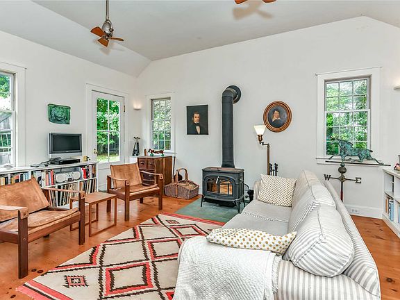 4th image of 304 Sterling Pl