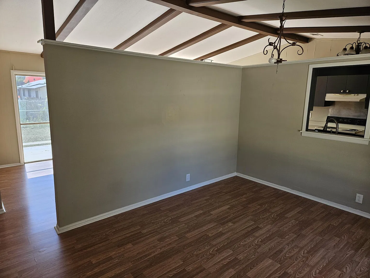 4 bed, 1600 sqft, $1,600 — Photo 2