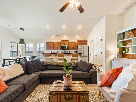 4th image of 541 Melrose Pl
