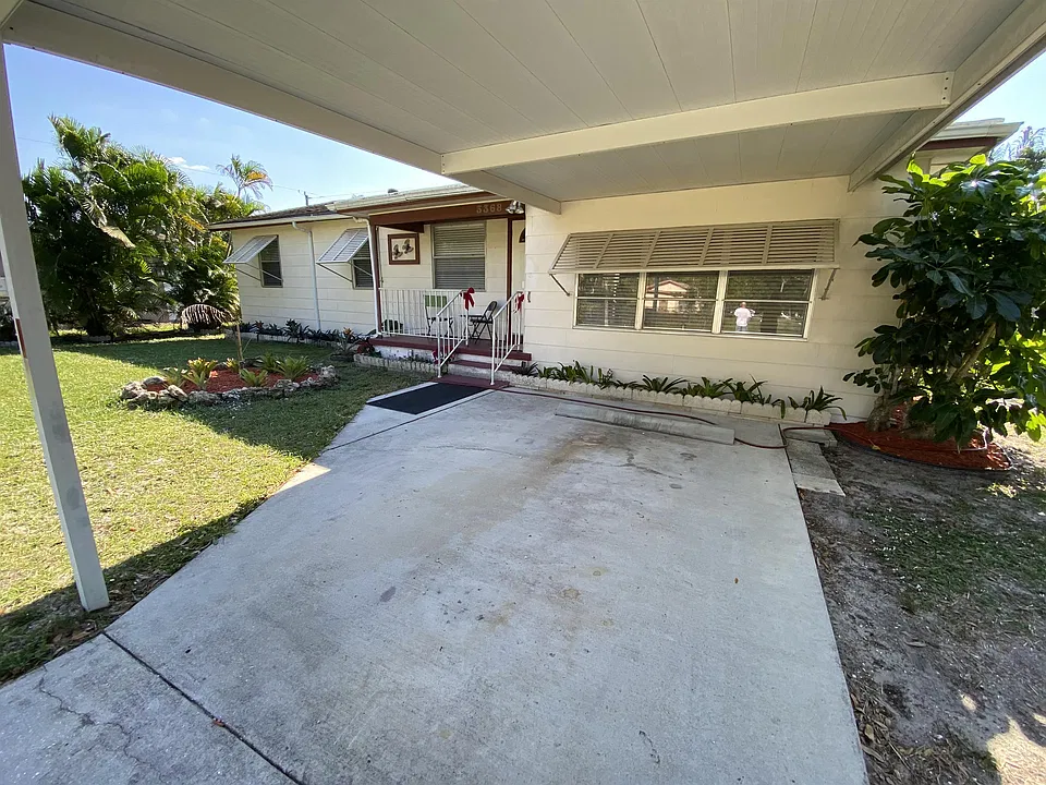 3368 Apache St