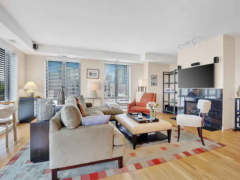 343 W Old Town Ct #504 — Photo 3