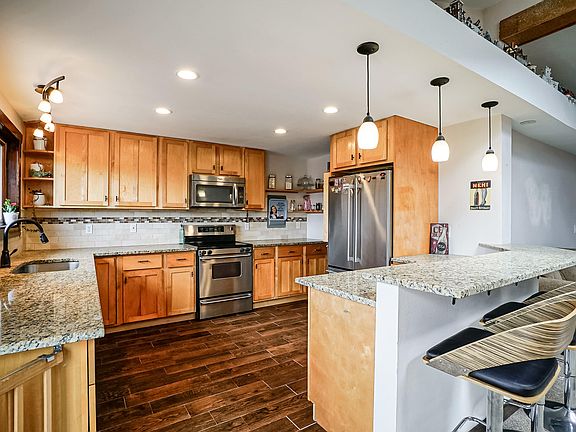 3rd image of 84 E Garnet Ave
