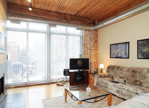 3rd image of 2333 W Saint Paul Ave APT 308