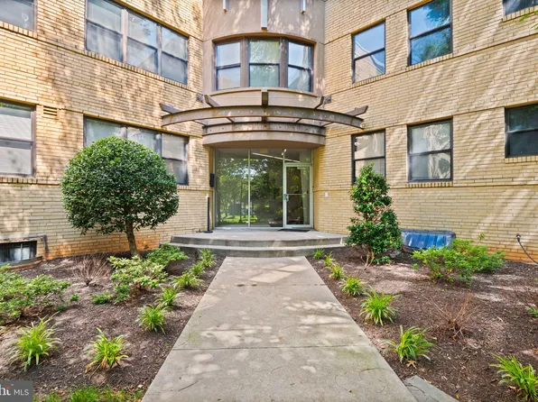 210 Oakwood St SE APT 106, Washington, DC 20032