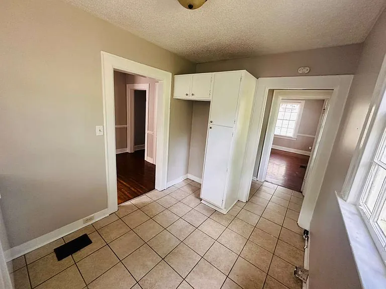 2331 Glendale Ave — Photo 9