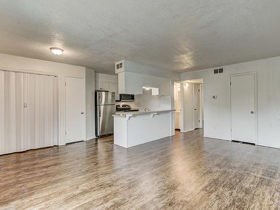 3rd image of 1403 Glen Oaks Ct