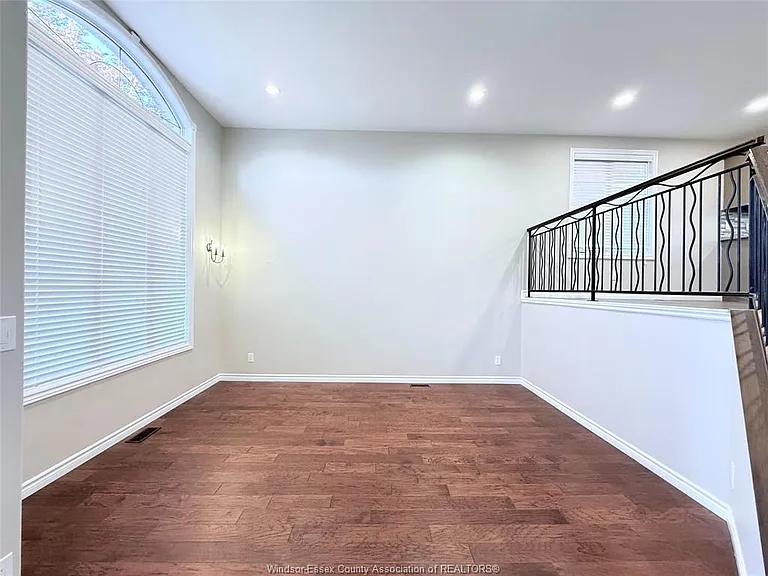170 Diane Cres — Photo 2